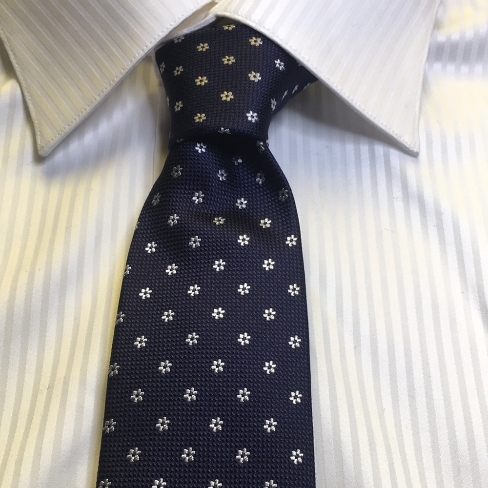 Zara - Navy with small silver flower pattern tie. 100% silk NWT